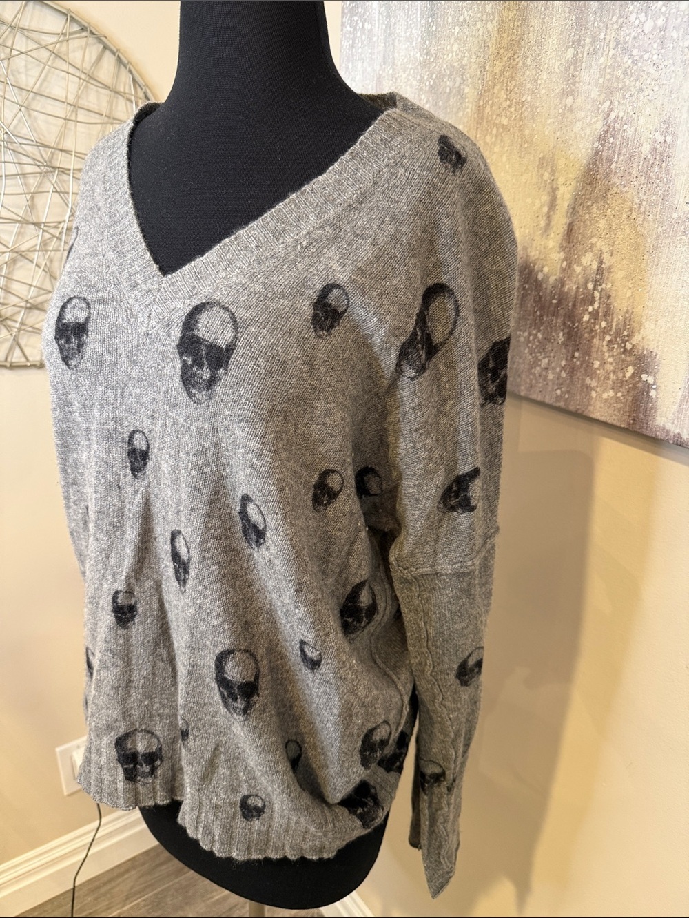 Gray Skull Print CASHMERE V-Neck Sweater Size Medium - Picture 2 of 4